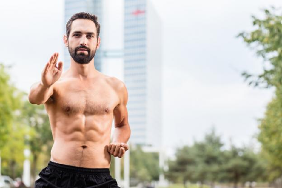Un homme en pleine séance de Qi Gong